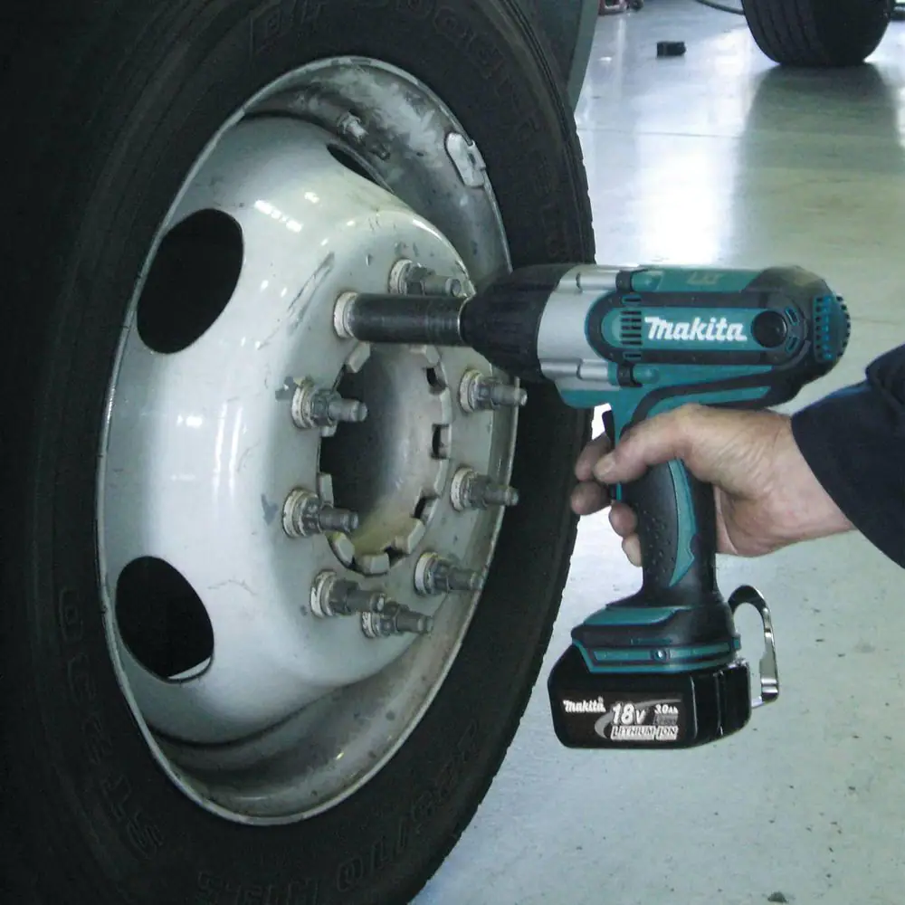 Makita 18V LXT Lithium-Ion Cordless 1/2 in. Sq. Drive Impact Wrench Kit, (3.0Ah)