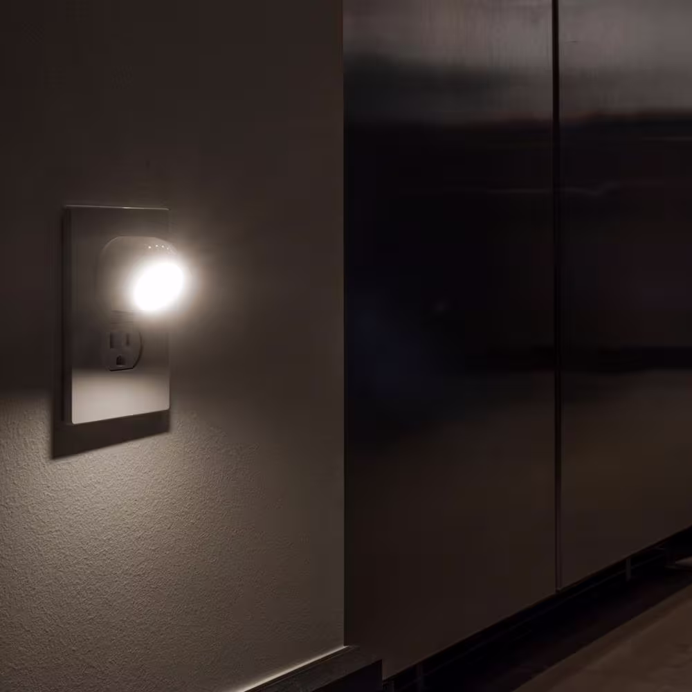 GE 0.5-Watt 360Â° Rotational Spotlight Plug In Light Sensing Integrated LED Night Light