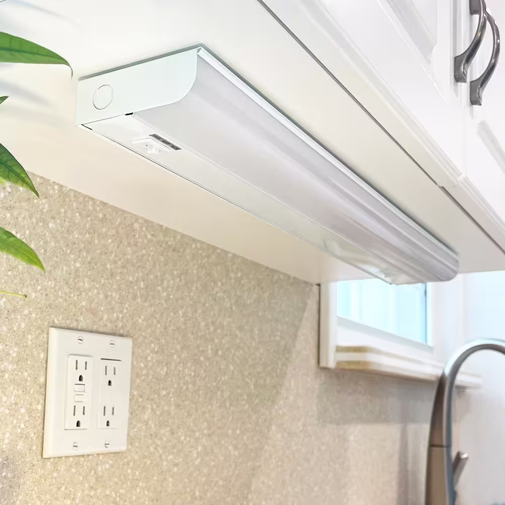 Maxxima 18 in. 9-Watt Hardwire LED Undercabinet Light 3CCT