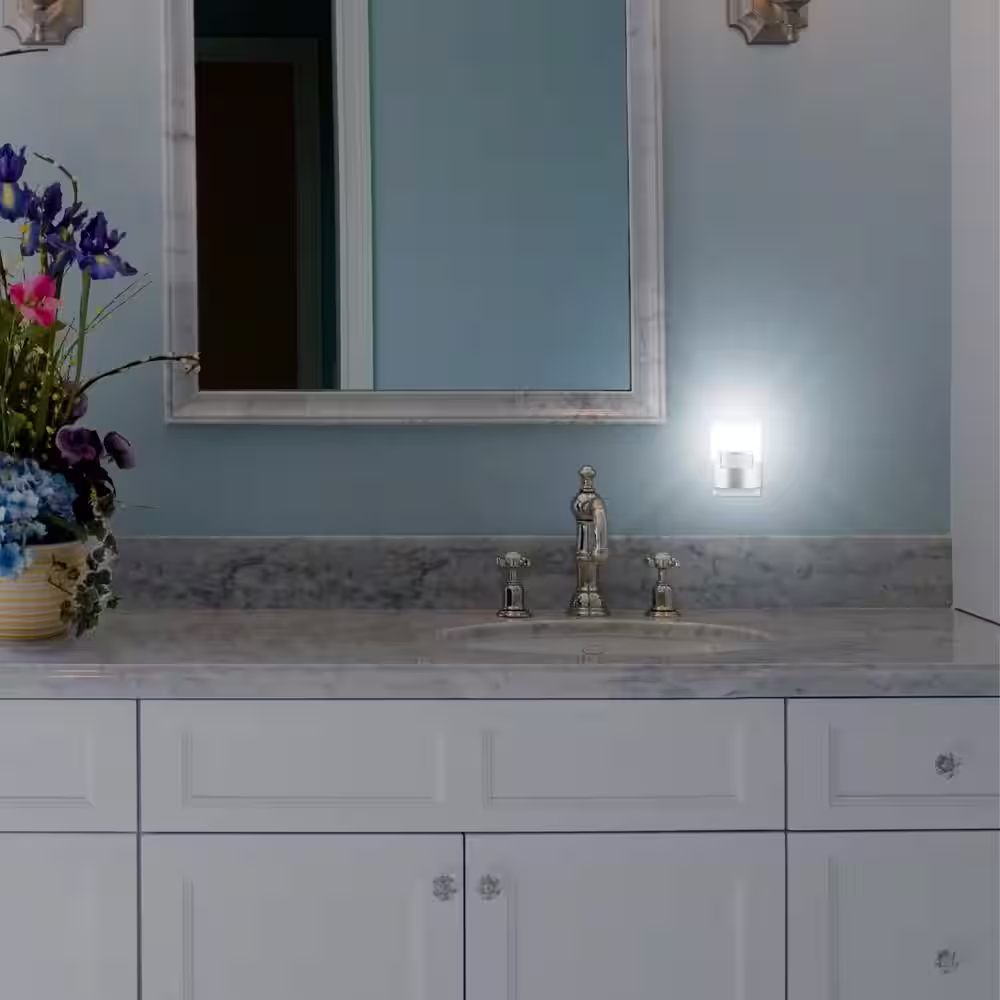 GE 0.5-Watt UltraBrite Plug In Motion-Activated Integrated LED Night Light